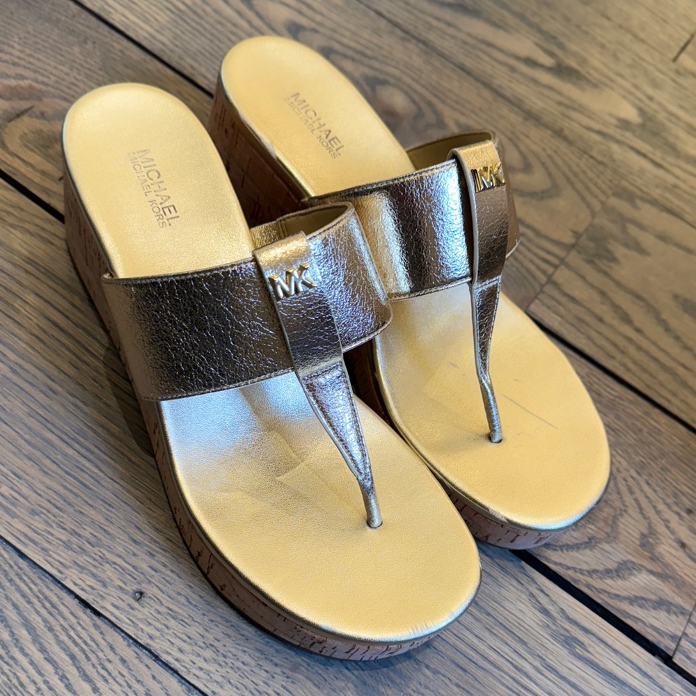 Michael Kors Metallic Wedge Gold Sandals. 8.5 - Picture 4 of 5